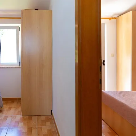 Tona Apartment *