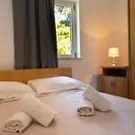 Tona * Gradac (Split-Dalmatia)