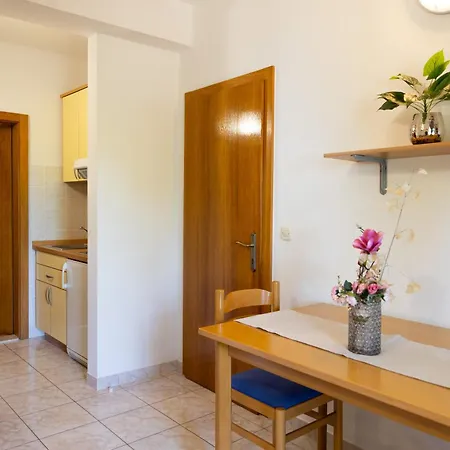 Apartment Tona Gradac (Split-Dalmatia)